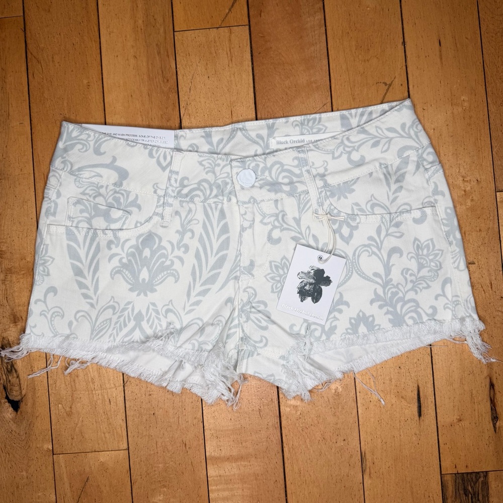 Black Orchid white denim shorts gray paisley pattern frayed hems. Women’s 26